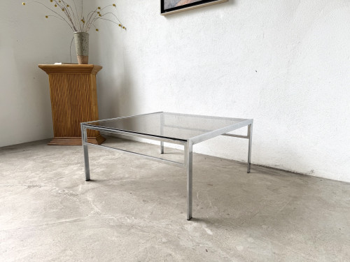 Table basse moderniste en chrome et verre fumé, vers 1970., vue 3