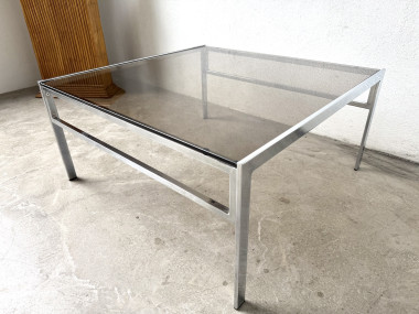 Table basse moderniste en chrome et verre fumé, vers 1970., vue 5