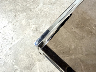 Table basse moderniste en chrome et verre fumé, vers 1970., vue 7