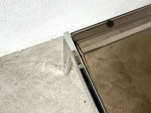 Table basse moderniste en chrome et verre fumé, vers 1970., vue 8