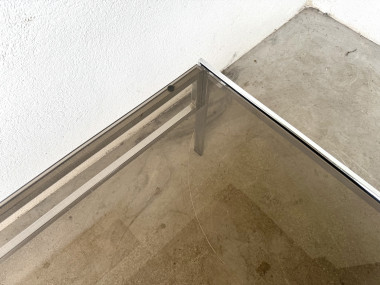 Table basse moderniste en chrome et verre fumé, vers 1970., vue 9