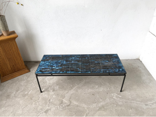 Table basse en métal et céramique signée J. Belarti, circa 1970, vue 4