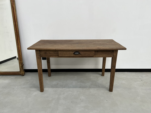Petite table de ferme ancienne en noyer, vue 3