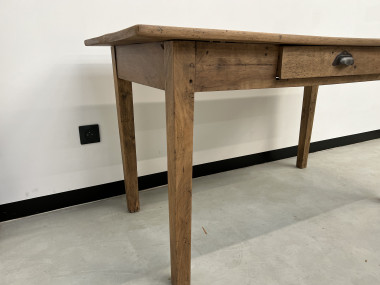 Petite table de ferme ancienne en noyer, vue 6