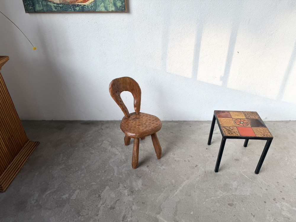 Petite chaise sculptée à la gouge, vue 1