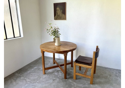 Mobilier français des années 50 : tables à pieds fuseaux, drapières, bancs, meubles de métier… comment les reconnaître et à quel prix ?